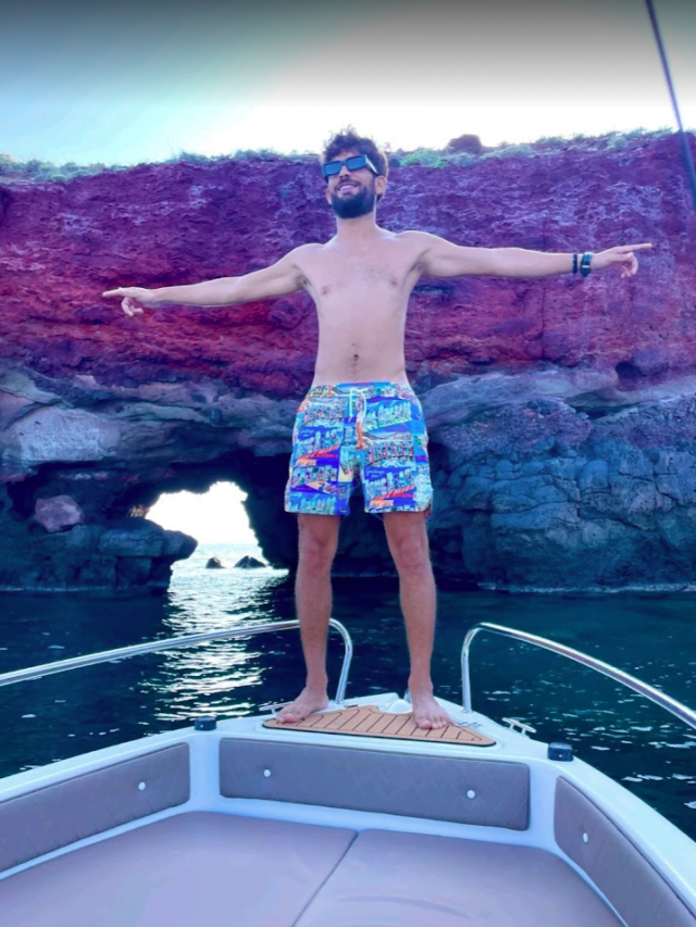 Private boat rentals Santorini